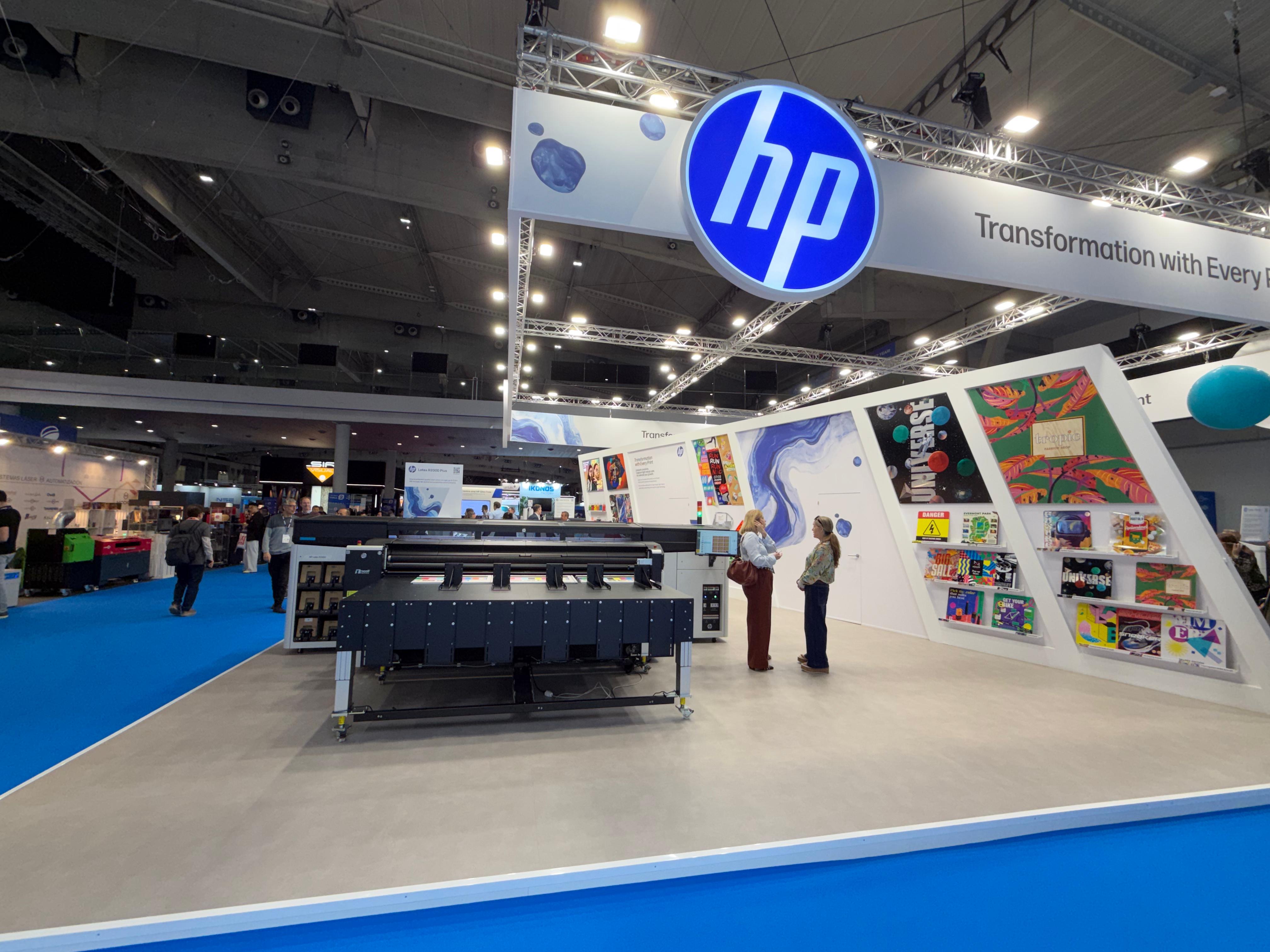 Industrial print automation cell featuring HP Latex R2000 and Neolt Factory workflow integration at FESPA Barcelona